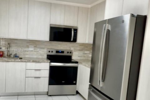 Villa ou maison à louer à Miami, Floride: 4 chambres, 208.94 m2 № 2076269 - photo 13