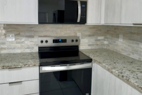 Villa ou maison à louer à Miami, Floride: 4 chambres, 208.94 m2 № 2076269 - photo 12