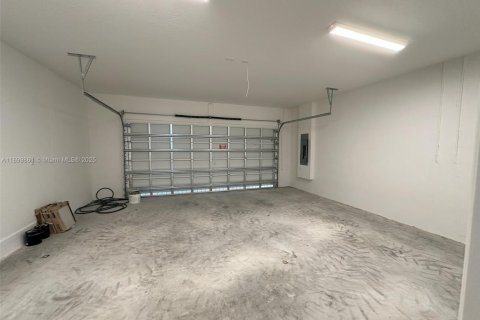 House in Miami, Florida 4 bedrooms № 2013275 - photo 3