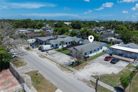 Villa ou maison à louer à Miami, Floride: 3 chambres, 180.6 m2 № 2385017 - photo 18