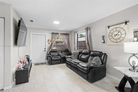 Villa ou maison à louer à Miami, Floride: 3 chambres, 180.6 m2 № 2385017 - photo 4