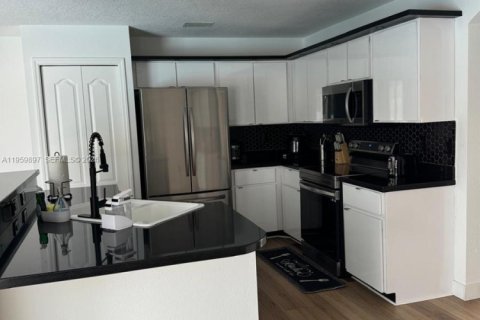 Снять в аренду виллу или дом в Киссимми, Флорида 4 спальни, 178.09м2, № 2020037 - фото 4