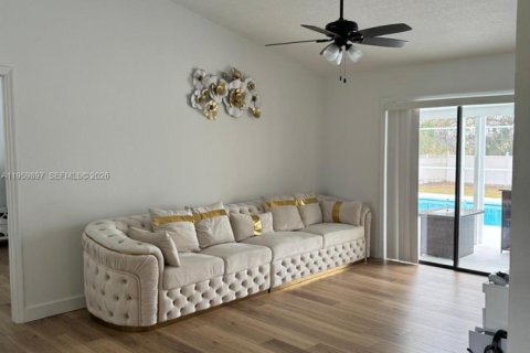 Снять в аренду виллу или дом в Киссимми, Флорида 4 спальни, 178.09м2, № 2020037 - фото 2