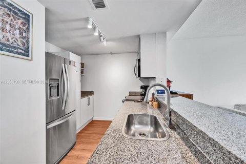 Condo in Miami, Florida, 1 bedroom  № 2167901 - photo 5