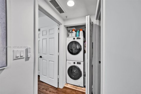 Condo in Miami, Florida, 1 bedroom  № 2167901 - photo 14