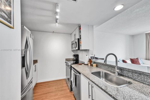 Condo in Miami, Florida, 1 bedroom  № 2167901 - photo 6