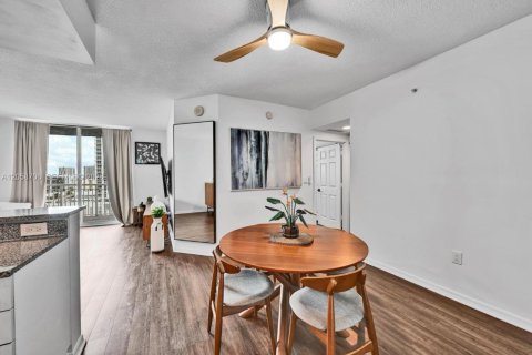 Condo in Miami, Florida, 1 bedroom  № 2167901 - photo 2