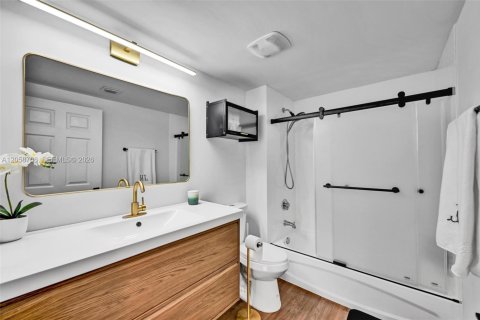 Condo in Miami, Florida, 1 bedroom  № 2167901 - photo 13