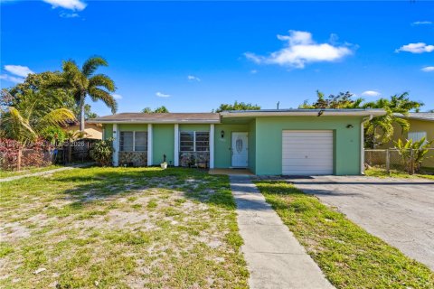 House in Hollywood, Florida 3 bedrooms, 169.45 sq.m. № 2075268