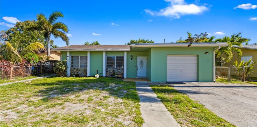 House in Hollywood, Florida 3 bedrooms, 169.45 sq.m. № 2075268