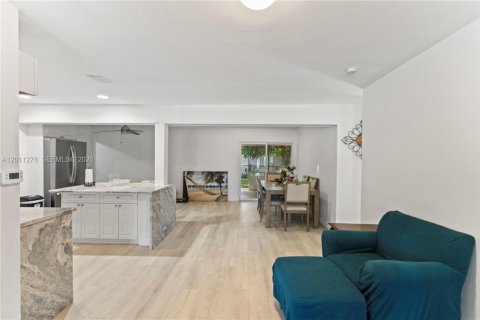 House in Hollywood, Florida 3 bedrooms, 169.45 sq.m. № 2075268 - photo 5