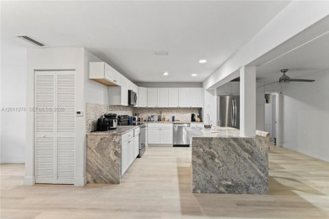 House in Hollywood, Florida 3 bedrooms, 169.45 sq.m. № 2075268 - photo 6