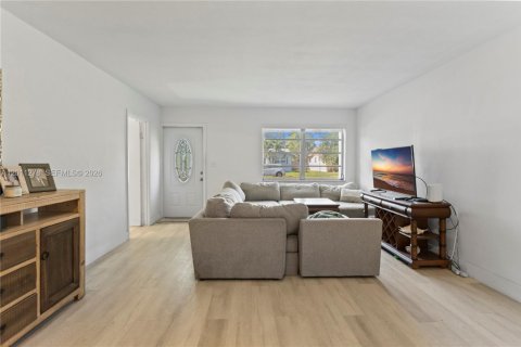 House in Hollywood, Florida 3 bedrooms, 169.45 sq.m. № 2075268 - photo 4