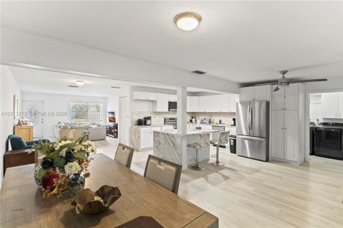 House in Hollywood, Florida 3 bedrooms, 169.45 sq.m. № 2075268 - photo 8