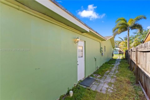 House in Hollywood, Florida 3 bedrooms, 169.45 sq.m. № 2075268 - photo 30