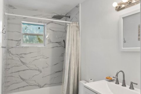 House in Hollywood, Florida 3 bedrooms, 169.45 sq.m. № 2075268 - photo 17