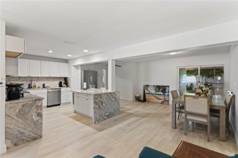 House in Hollywood, Florida 3 bedrooms, 169.45 sq.m. № 2075268 - photo 7
