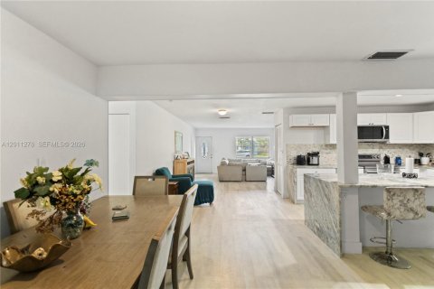 House in Hollywood, Florida 3 bedrooms, 169.45 sq.m. № 2075268 - photo 10