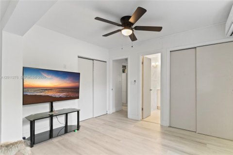 House in Hollywood, Florida 3 bedrooms, 169.45 sq.m. № 2075268 - photo 22