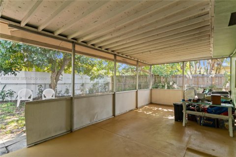 House in Hollywood, Florida 3 bedrooms, 169.45 sq.m. № 2075268 - photo 26