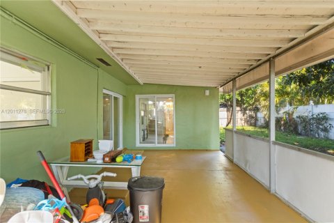 House in Hollywood, Florida 3 bedrooms, 169.45 sq.m. № 2075268 - photo 27