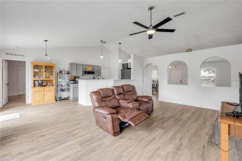 House in Deltona, Florida 3 bedrooms, 150.41 sq.m. № 1849663 - photo 8