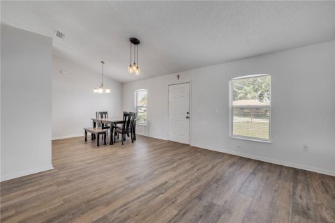 House in Deltona, Florida 3 bedrooms, 150.41 sq.m. № 1849663 - photo 4