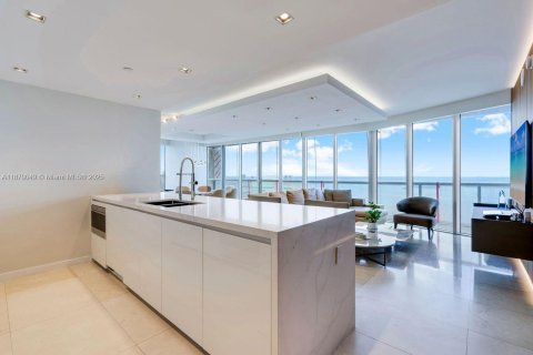 Condo in Miami, Florida, 3 bedrooms № 1983389 - photo 12