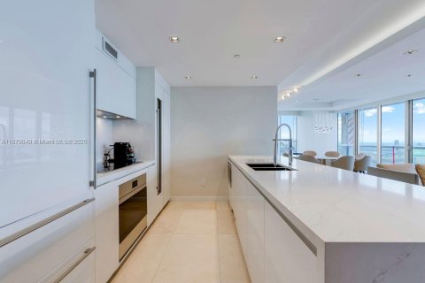 Condo in Miami, Florida, 3 bedrooms № 1983389 - photo 11