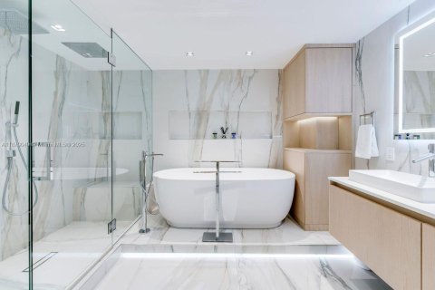 Condo in Miami, Florida, 3 bedrooms № 1983389 - photo 24