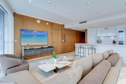 Condo in Miami, Florida, 3 bedrooms № 1983389 - photo 3