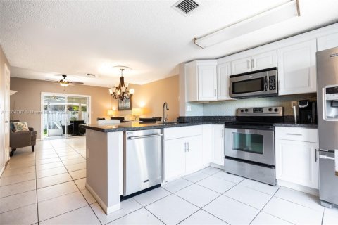 Townhouse in Pompano Beach, Florida 2 bedrooms, 93.65 sq.m. № 1935797 - photo 4