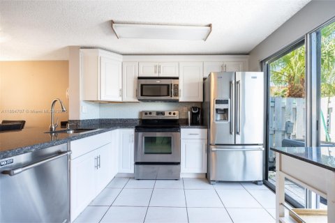 Townhouse in Pompano Beach, Florida 2 bedrooms, 93.65 sq.m. № 1935797 - photo 2