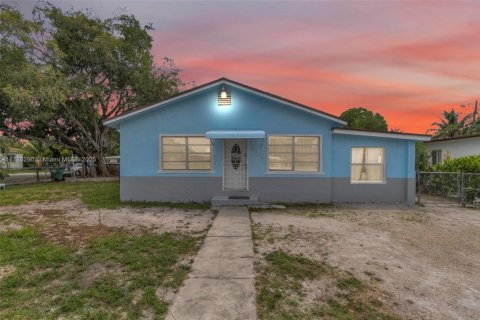 Propiedad comercial en venta en Miami, Florida, 116.87 m2 № 1701843 - foto 1