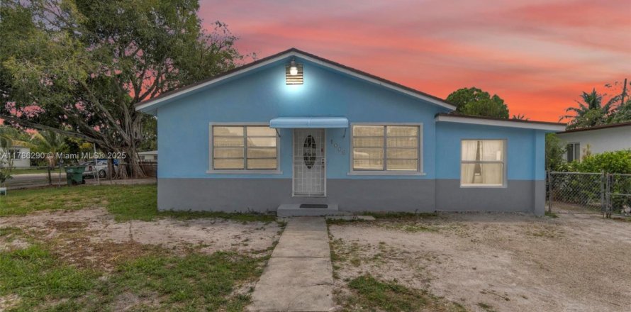 Propiedad comercial en Miami, Florida 116.87 m2 № 1701843