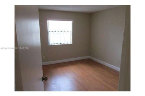 Condo in Miami, Florida, 1 bedroom  № 1931015 - photo 9