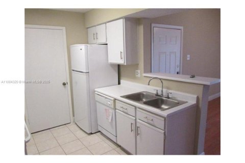 Condo in Miami, Florida, 1 bedroom  № 1931015 - photo 8