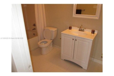 Condo in Miami, Florida, 1 bedroom  № 1931015 - photo 12