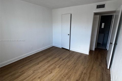 Condo in Miami, Florida, 1 bedroom  № 1931015 - photo 11