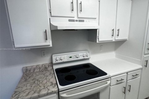 Condo in Miami, Florida, 1 bedroom  № 1931015 - photo 7