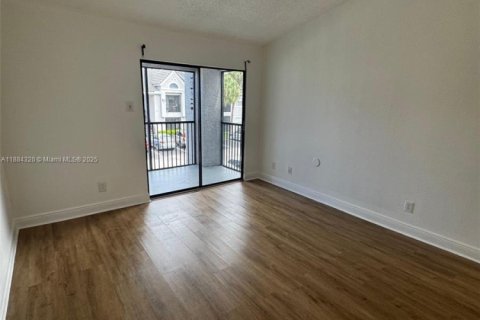 Condo in Miami, Florida, 1 bedroom  № 1931015 - photo 4