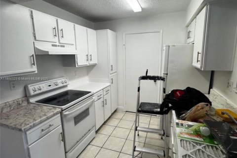 Condo in Miami, Florida, 1 bedroom  № 1931015 - photo 6
