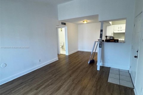 Condo in Miami, Florida, 1 bedroom  № 1931015 - photo 2