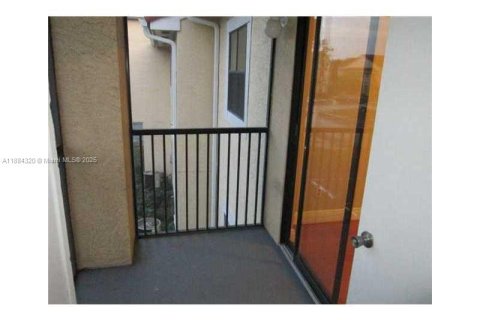 Condo in Miami, Florida, 1 bedroom  № 1931015 - photo 14