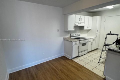 Condo in Miami, Florida, 1 bedroom  № 1931015 - photo 5