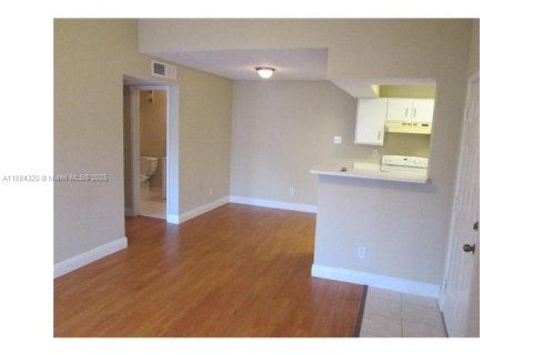 Condo in Miami, Florida, 1 bedroom  № 1931015 - photo 3