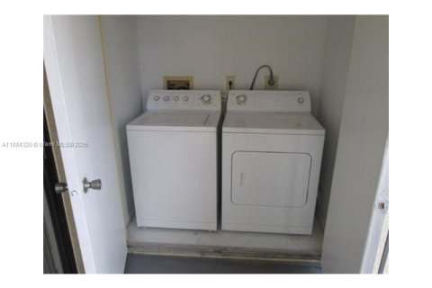 Condo in Miami, Florida, 1 bedroom  № 1931015 - photo 13