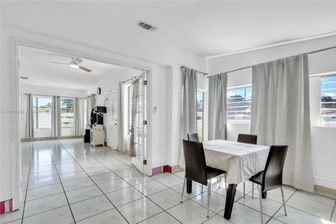Villa ou maison à vendre à North Miami Beach, Floride: 2 chambres, 155.7 m2 № 1964004 - photo 8