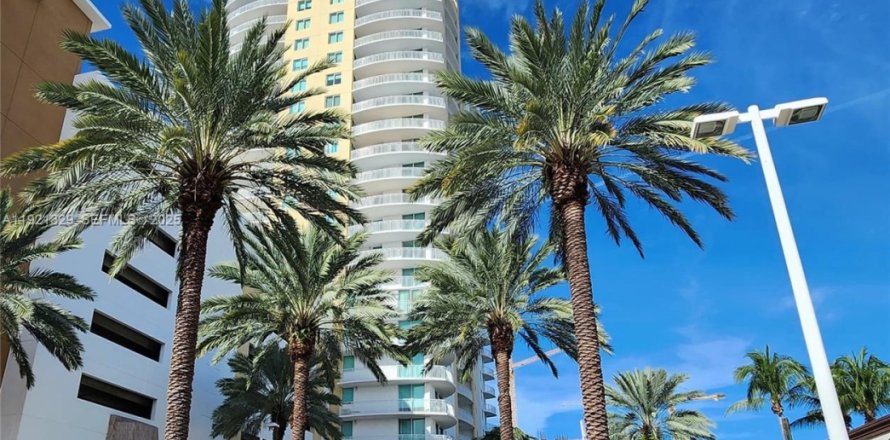 Condominio en Hallandale Beach, Florida, 2 dormitorios  № 2034200