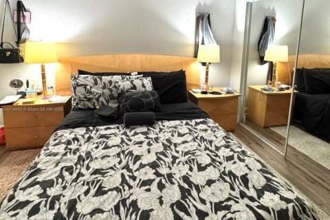 Condo in West Palm Beach, Florida, 2 bedrooms  № 1779965 - photo 11